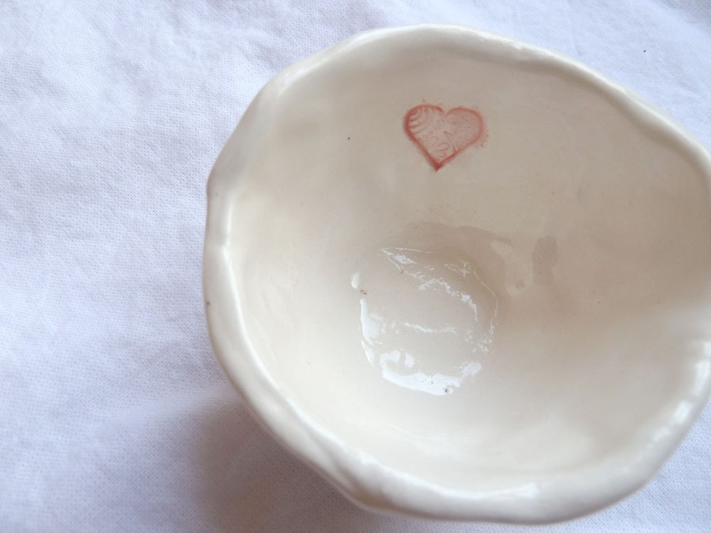 Little Pinch Pot with Red Heart (KISS - Pure White)