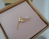 Krementz Pin Brooch Leaf Pearl Delicate Vintage Jewelry