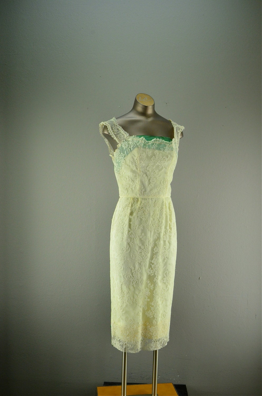 1950s lace wiggle dress 50s formal dress size medium Vintage bridesmaid Ivory and green shelf bust