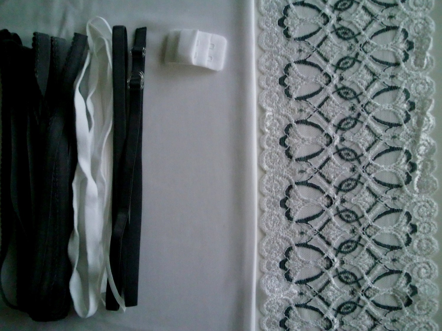 Fabric and notions White & Black Hearts for 1 BRA and BRIEF by Merckwaerdigh