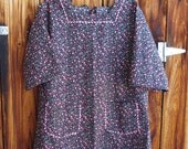 The Mama San Mamasan Kappogi Full Coverage Smock Apron in Tiny Rose Print Size Medium (14-16)