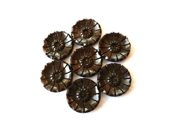 Vintage buttons, 6 plastic buttons, brown with rays ornaments, looks like flower, 21mm