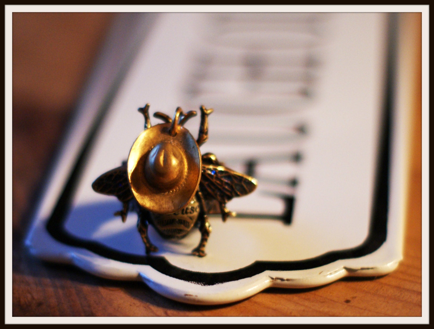Large Bee Ring or Pendant Cowboy Siesta - 'âme rêveuse' - Iridescent Glitter Wings - Embossed Flower Ring & French Text
