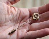 VINTAGE  tie pin in red glass and antiqued gold.