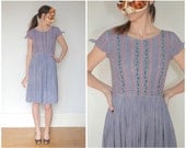 Vintage 50s Day Dress in Purple with Floral and Lace Bodice - sz S