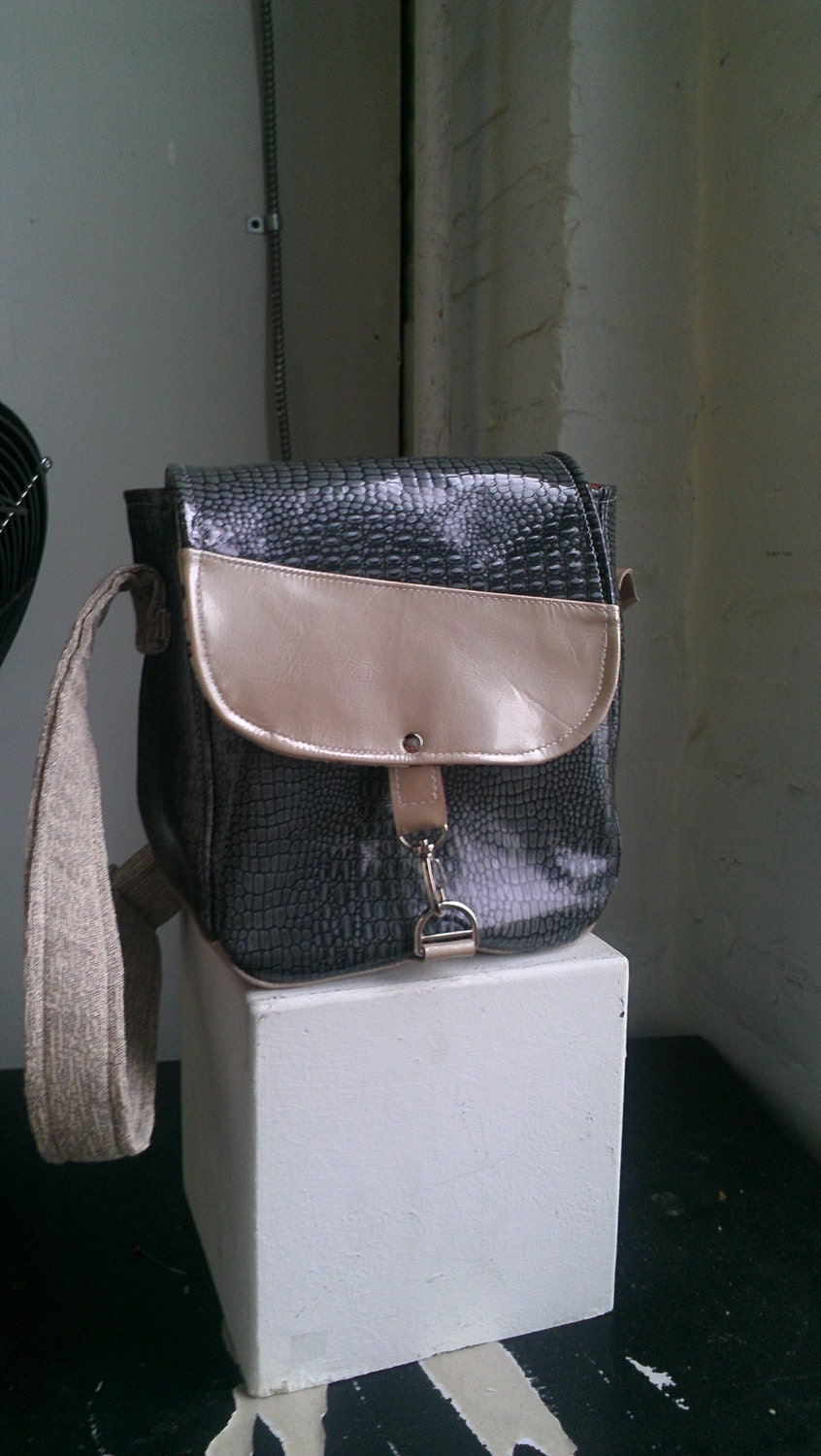 mini messenger in patent leather