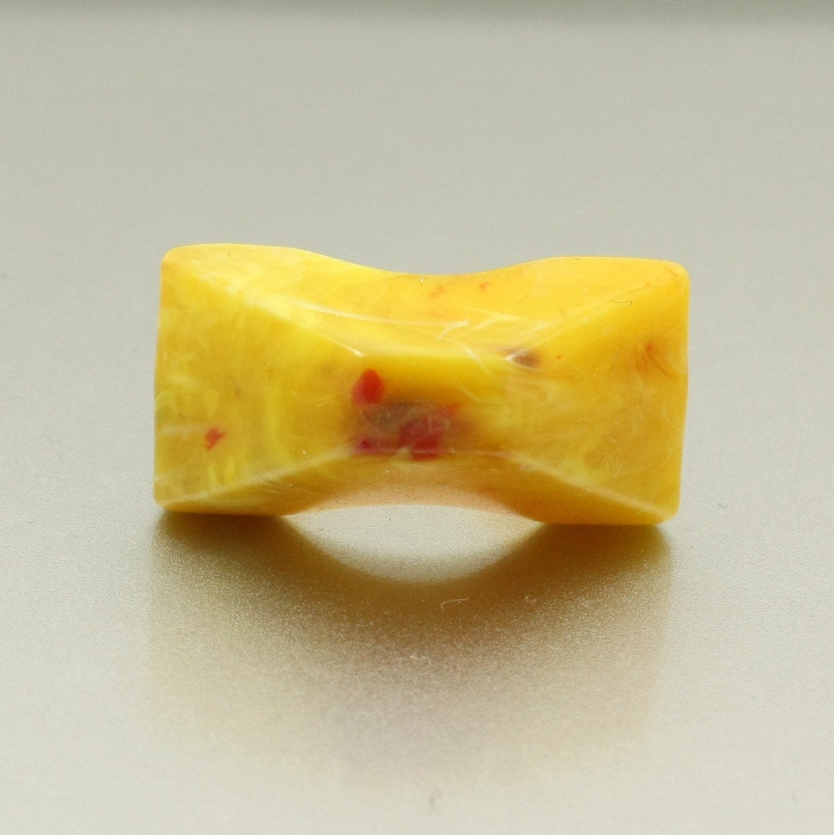Vintage Lucite Ring, Marbled Yellow, 1960s Mod Geometric, US Size 6, UK Size M