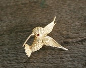 vintage 60s JJ Tiny Humming Bird with Rhinestone Eye Gold Tone Pin