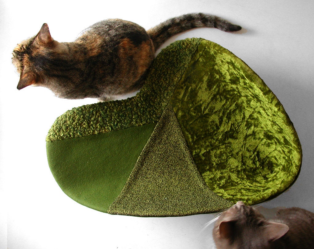 Modern cat bed in avocado boucle geometric mix
