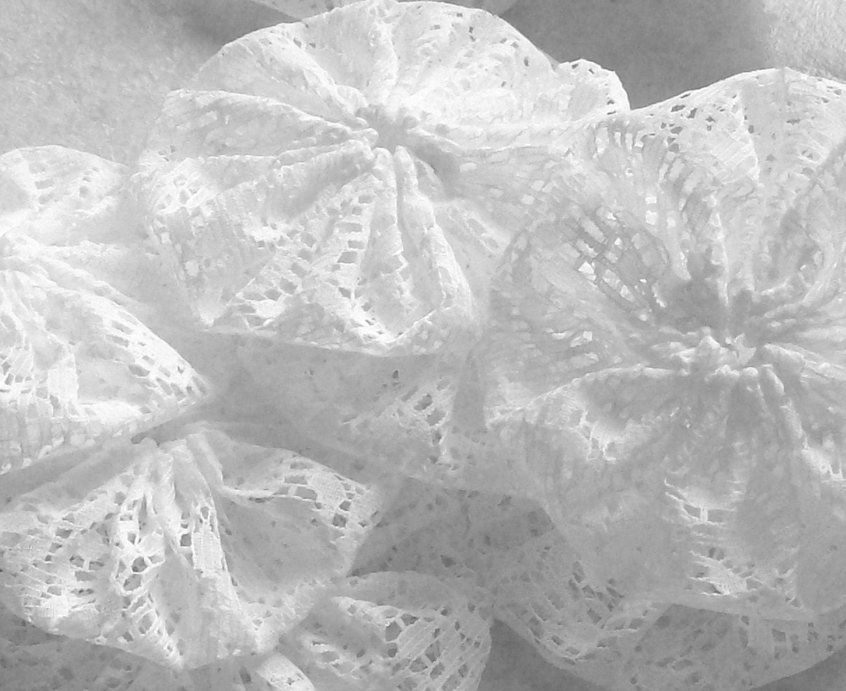 10 White Lace  HandMade 2-1/2 inch YOYO applique -Wedding embellishment- Bridal-  Vintage Inspired-  flower decoration