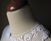 Antique Collar - Vintage White Bobbin Lace Necklace - Flower or Leaf Hand-made Pattern