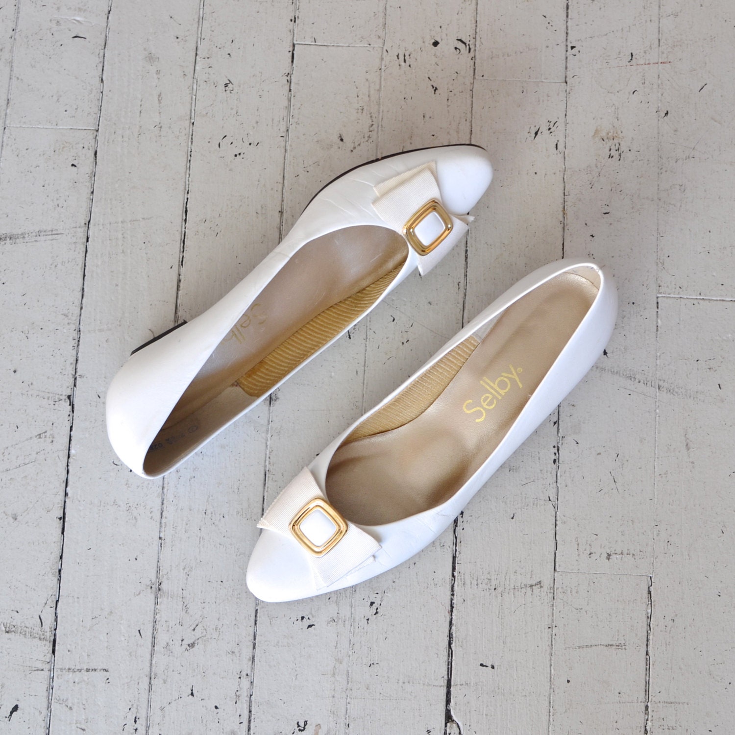 white leather flats / ballet flats / vintage white shoes