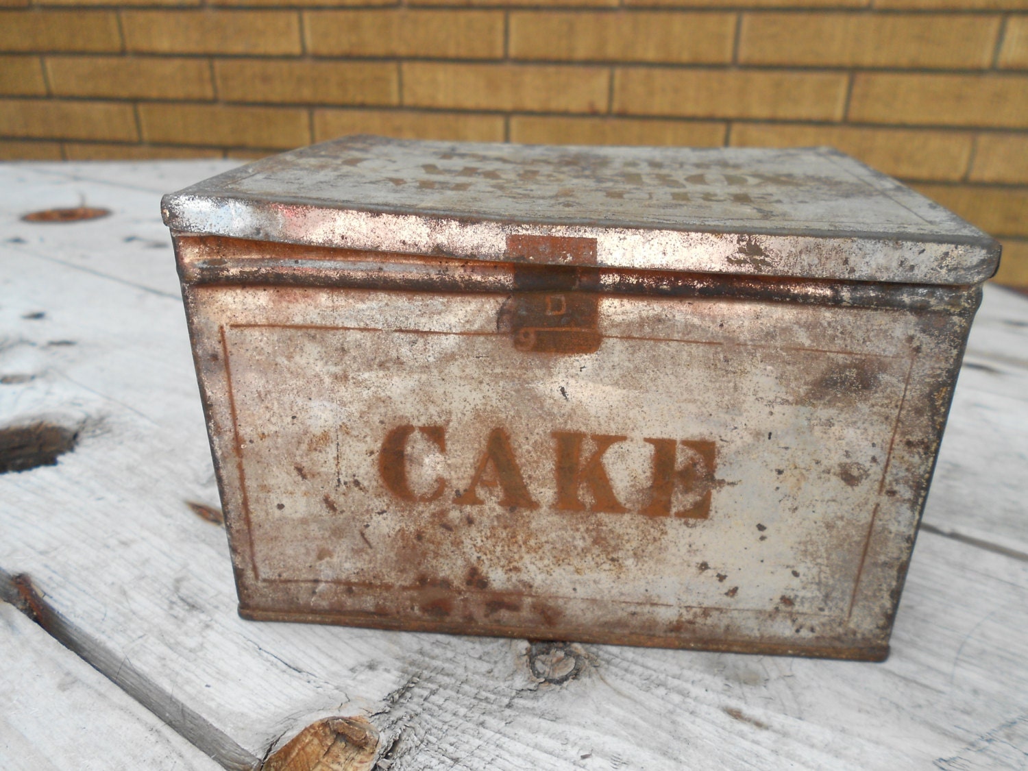Famous Cake Box Mixture Tobacco Tin