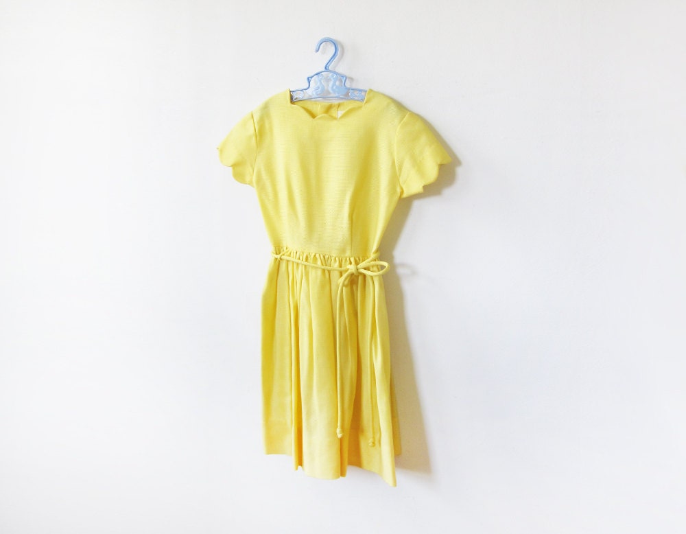 60s yellow girls dress / vintage 1960s yellow scalloped little girls dress / spring or summer girls dress