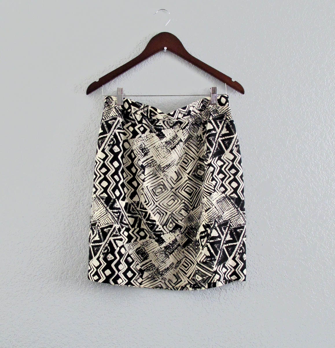 90s Bold Geometric Rayon Short Skirt Black Cream My Michelle, Med 29 inch waist