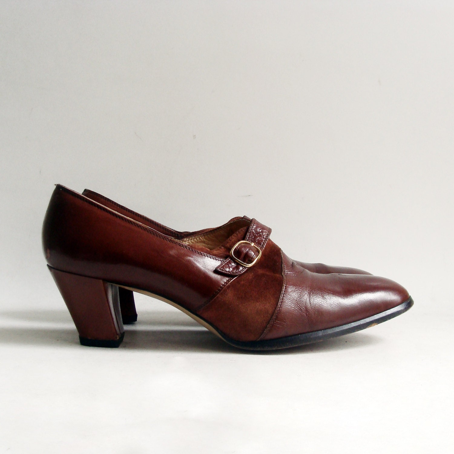 1970s heels / rust leather and suede heels / 70s low oxford strap heel / shoes 7.5 / vintage shoes