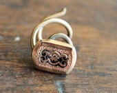 Victorian Mourning Lace Pin / Taille d'Epargne Enamel
