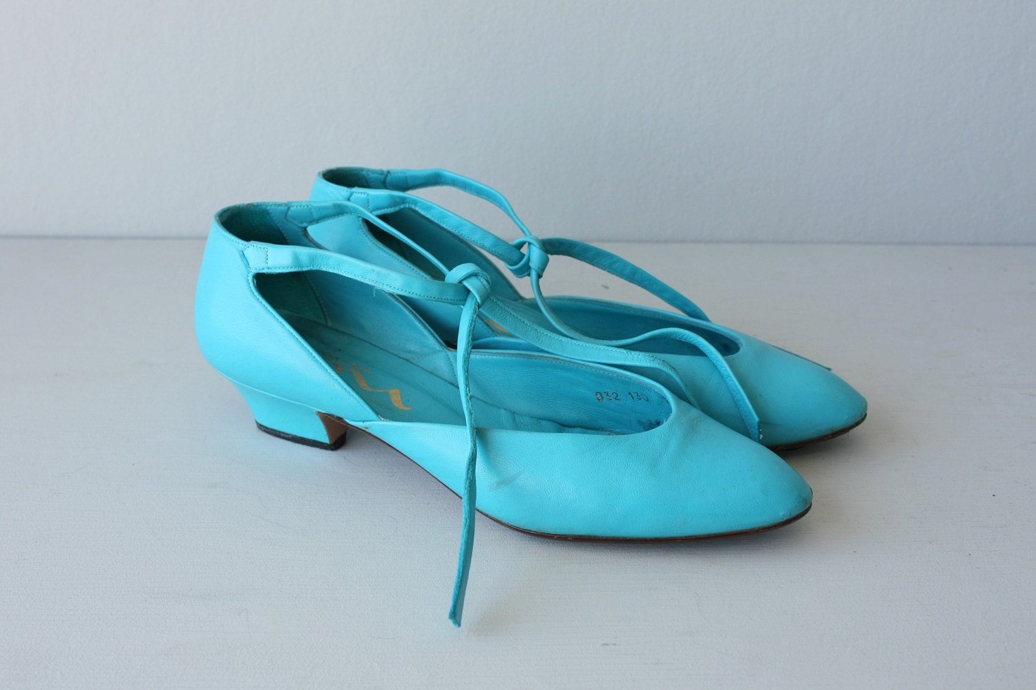turquoise flats / ankle strap flats / leather kitten heels / bright blue flats / pointy flats / pumps 1980s - size 7 , 38 , uk 5