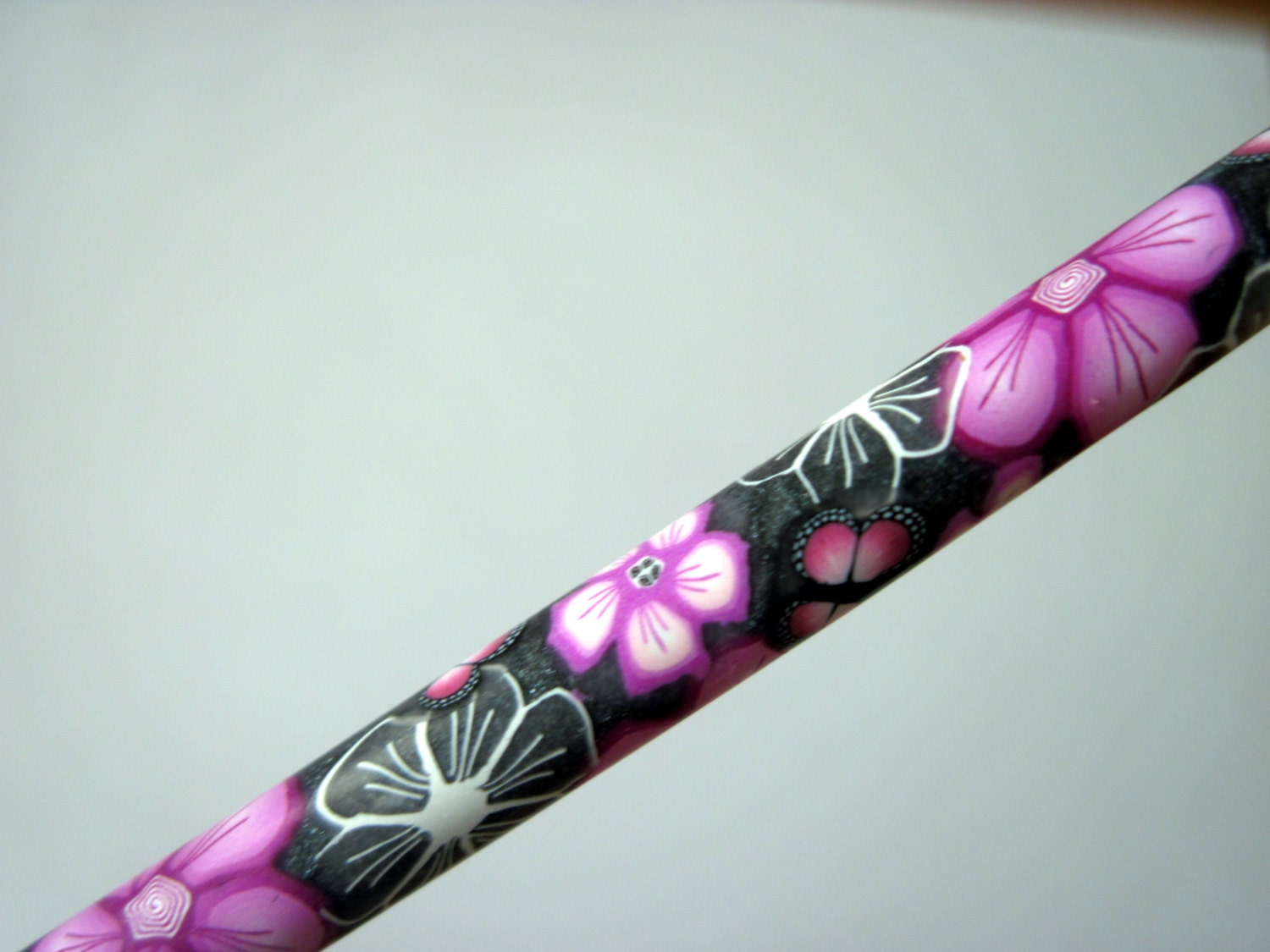 Crochet Hook - BOYE - Dark Grey, Pink Flowers and Butterflies - Size E - Handle covered with Polymer Clay
