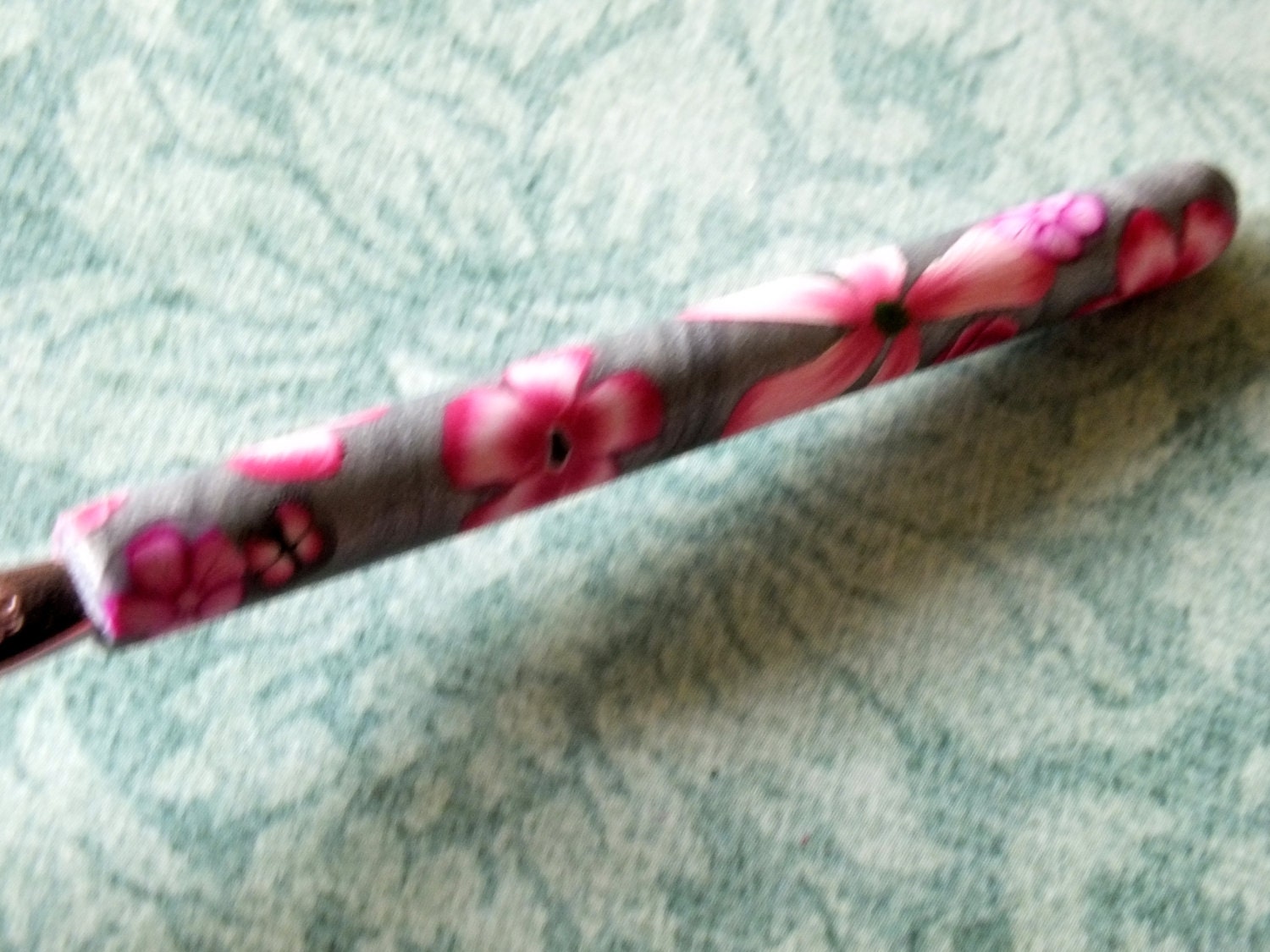Crochet Hook - BOYE - Silver with Pink Flowers and Roses - Size G - Handle covered with Polymer Clay