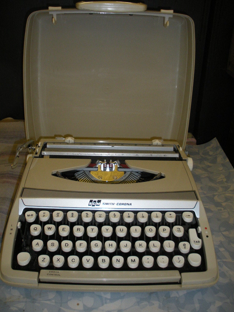 Vintage Smith Corona Corsair Deluxe - Cream in Plastic Case