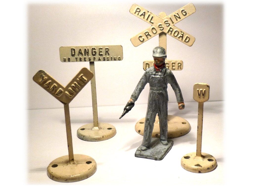 1930s Lincoln Logs Lead Rail Man Figure. Also 4 Lead Train Signs for Model Railroad Trains. - decotini