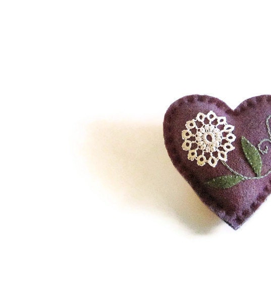 Wool pocket heart/purple white tatted flower - HittyHatty