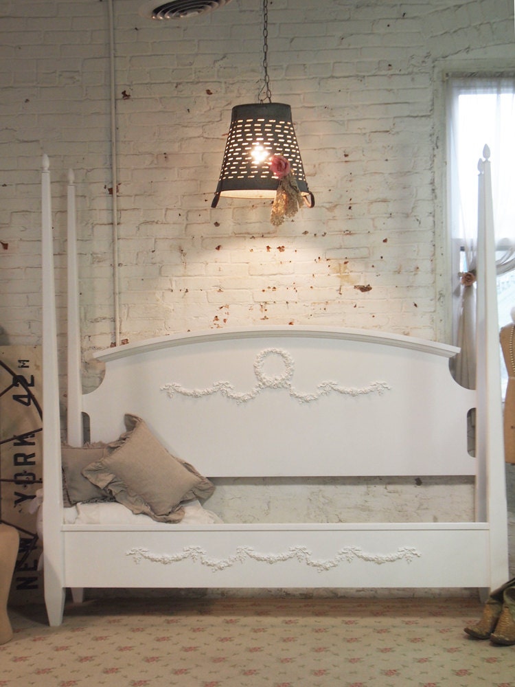 Painted Cottage Chic Shabby White Farmhouse King / Queen Bed BD001