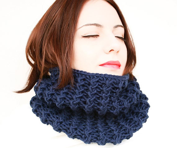 Navy Bulky Barbwire Knitting Cowl