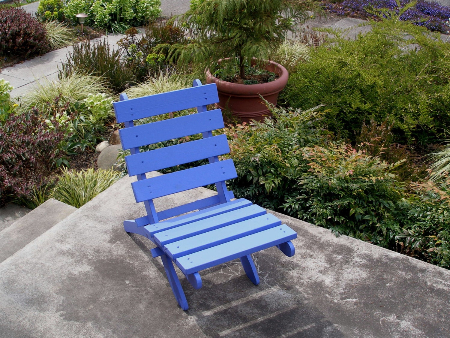Cedar Patio Chair for Outdoor Relaxation - color: Blue Fish