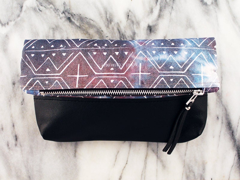 VIAJE CLUTCH - Tie Dye Cross