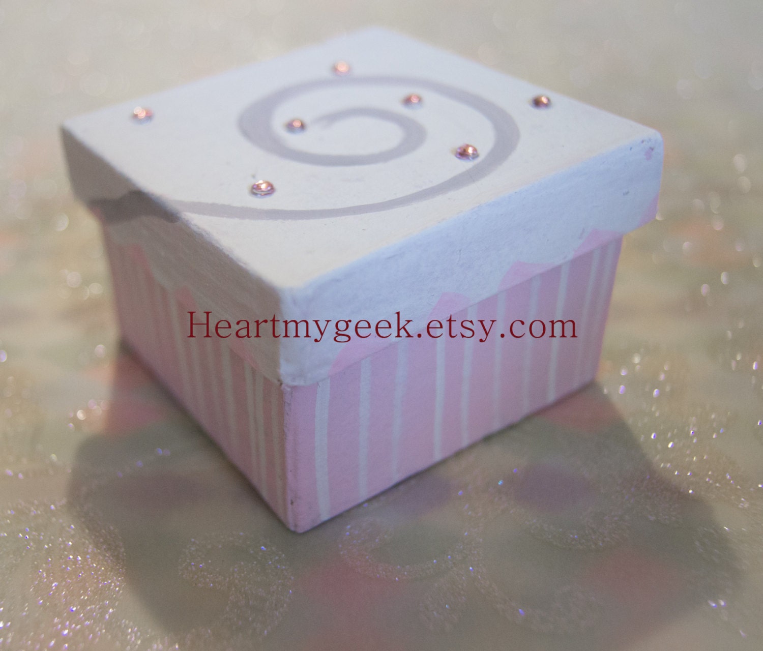 Cupcake with Rhinestone Crystal Sprinkles - Trinket/Keepsake/Gift/ Birthday/Event Party Favor Box