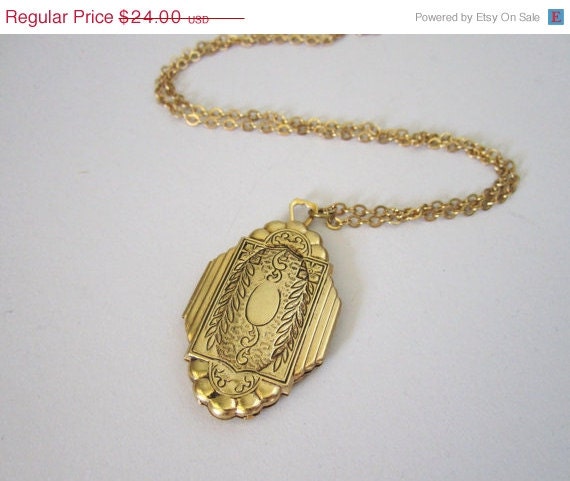SALE Vintage Locket // 1970s Deco Inspired Golden Necklace // Memories