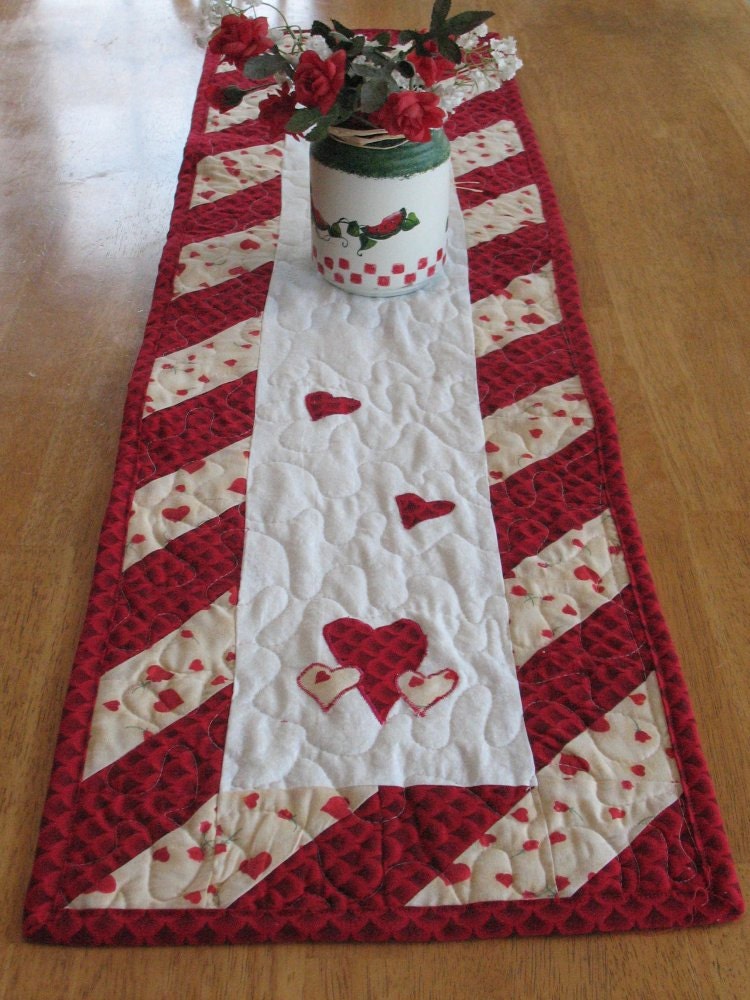 valentine-heart-quilted-table-runner-by-sweetdreamsbymoosie