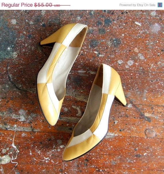 25% OFF STOREWIDE SALE Vintage 1980s two-tone Charles Jourdan pumps/////5.5