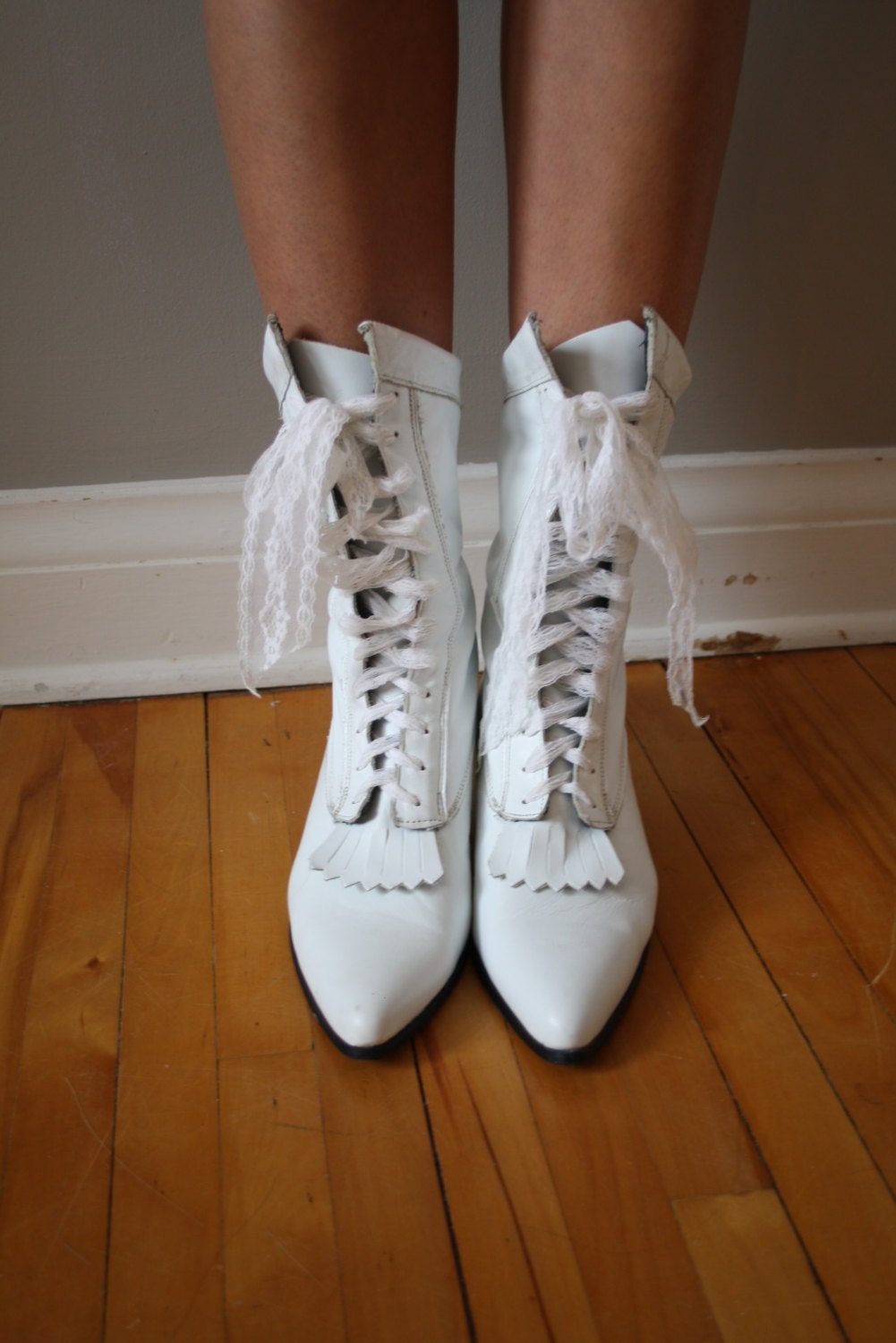 vintage 1980s boots/ leather white/ granny witch / lace up cowgirl/ size 10