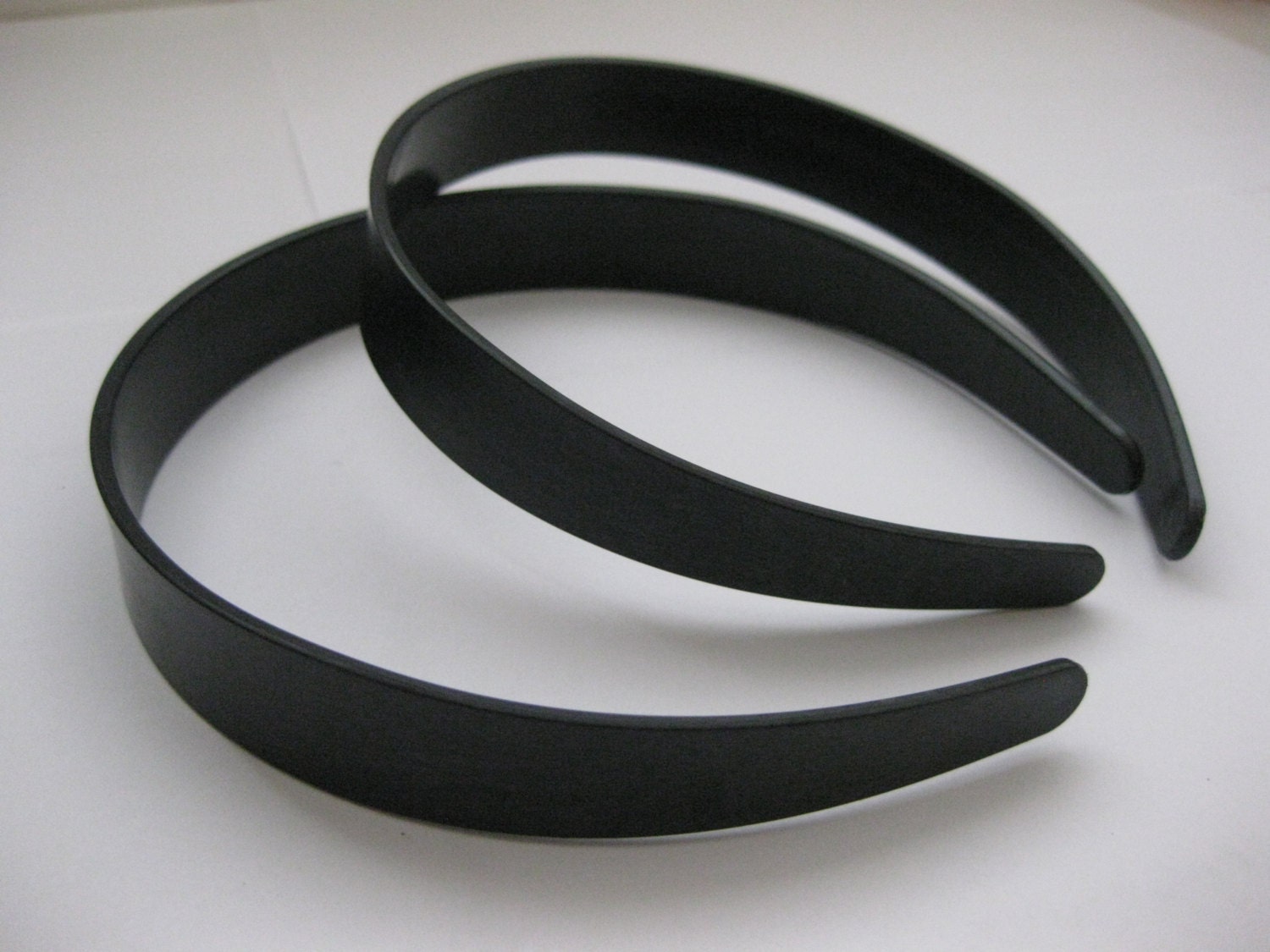 24 wide plastic Headbands 3/4" with no teeth. Choose black or white. Economic and reliable. Plain and simple. Wholesale price. Fast Shipping