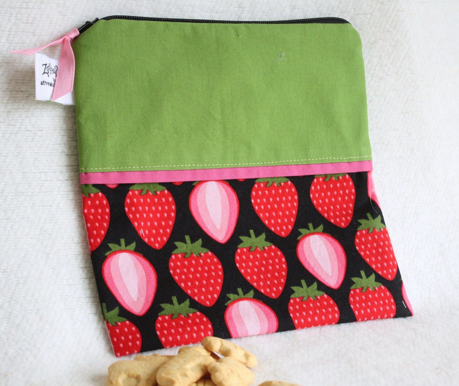 Reusable Snack Bag / Sandwich Sack, Strawberries - 7.5" x 7.5"- Nylon lined, Zippered, Reusable, Machine Washable