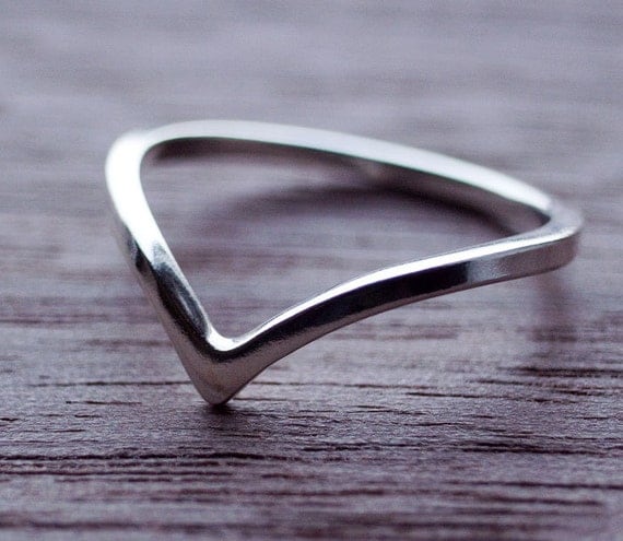 Wishbone ring / Chevron ring