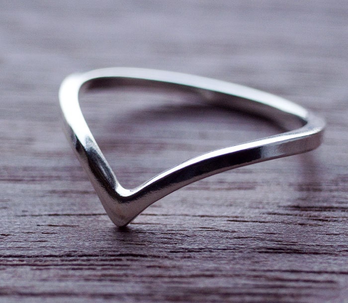 Wishbone ring / Chevron ring