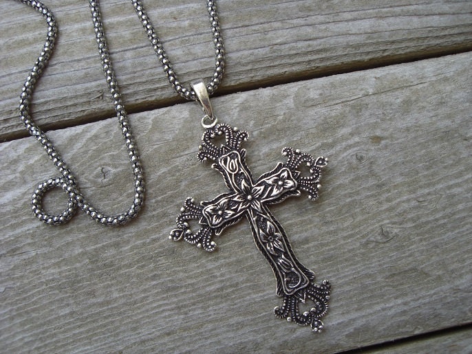 Beautiful cross necklace in sterling silver