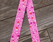 CAMERA STRAP in Lilly Pulitzer Pink Peacocks