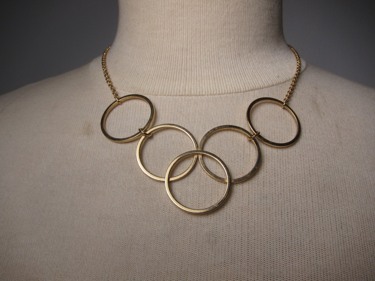 AVON Circle Necklace . 1980s