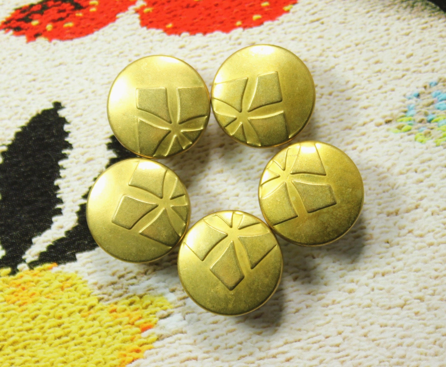 Metal Buttons - Set 10 pieces of Embossed Silhouette of Flower Pattern Pale Gold buttons.  0.59 inch.
