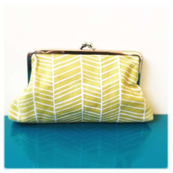 kisslock clutch - miss green herringbone