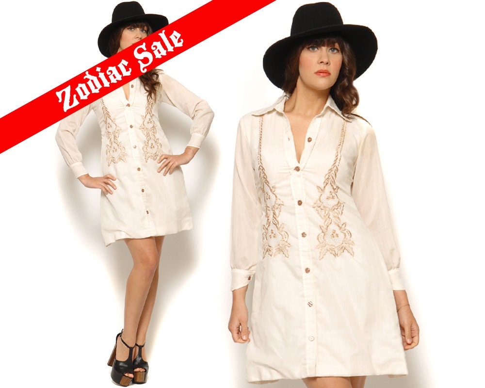 70s Mini Dress Cream Embroidered Flowers Vintage Button Up Shirt Dress Long Sleeve / Boho Hippie / Size S Small