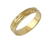Mens Wood Grain Wedding Band in 14k Yellow Gold