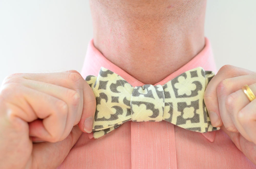 Men's Bow Tie in Gray and Ivory- freestyle wedding groomsmen bowtie neck self tie