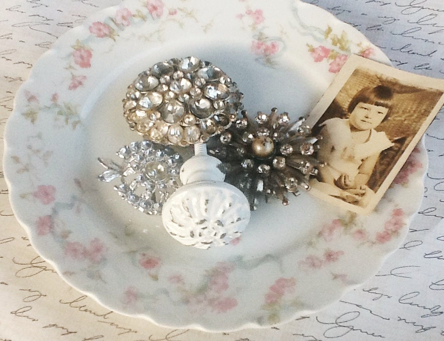 Vintage Shabby Chic  White Ornate Knobs-Floral- Distressed-Metal-Cottage Style-Kitchen Farmhouse-Flea Market-Drawer Knobs-Rustic