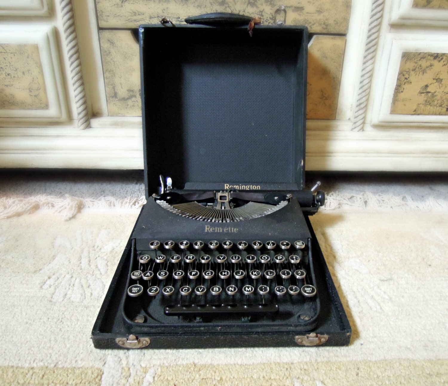 Vintage Remington Portable Typewriter / Rem Ette in Its Case / Black